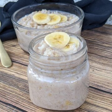 Banana rice pudding is served in mason jars.