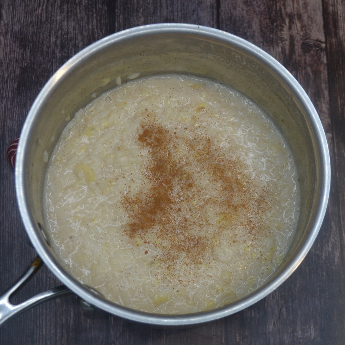 Banana rice pudding is sprinkled with cinnamon. 